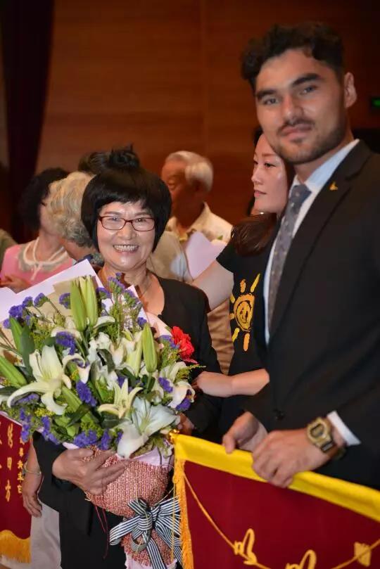 2018“蝴蝶行动”康复患者交流大会在国家会议中心隆重举行，并给王克珍主任献花感谢